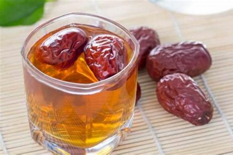 红枣向阳面萎缩,发红,容易脱落。