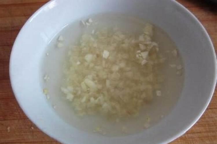 为什么在月季花周围种一些大蒜或韭菜,就可以防止月季花得白粉病？