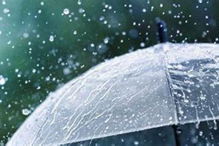 小雨可以撒施冲施肥吗