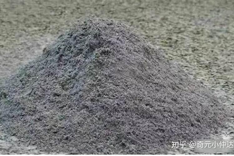 草木灰适合撒在即将移栽的油菜大田里吗？为何这么说？