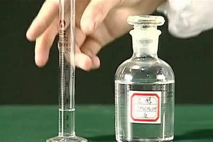 尿素可以水溶后施肥吗,车用尿素可以当肥料吗？