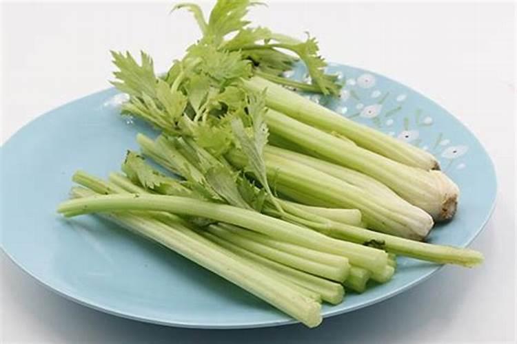 喷什么叶面肥芹菜长得快