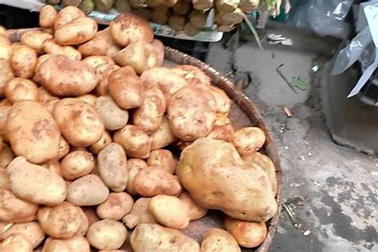 某地区部分氮肥的销售价格如下:碳铵(NH4HCO3)480元/吨,尿素[CO(NH2...