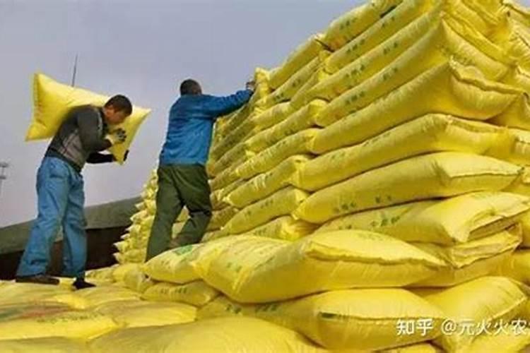 硝酸铵钙和钾肥混合着直接施入土下可以不？