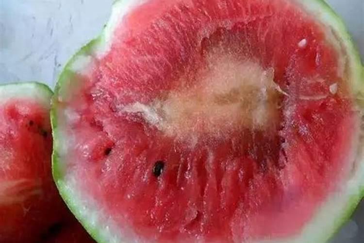 西瓜皮厚是什么原因造成？